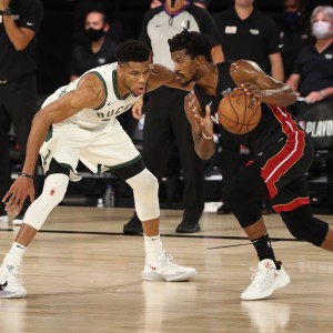 APP官方下载-东部首轮对决，雄鹿夺魁雄心昂扬(雄鹿 东部)