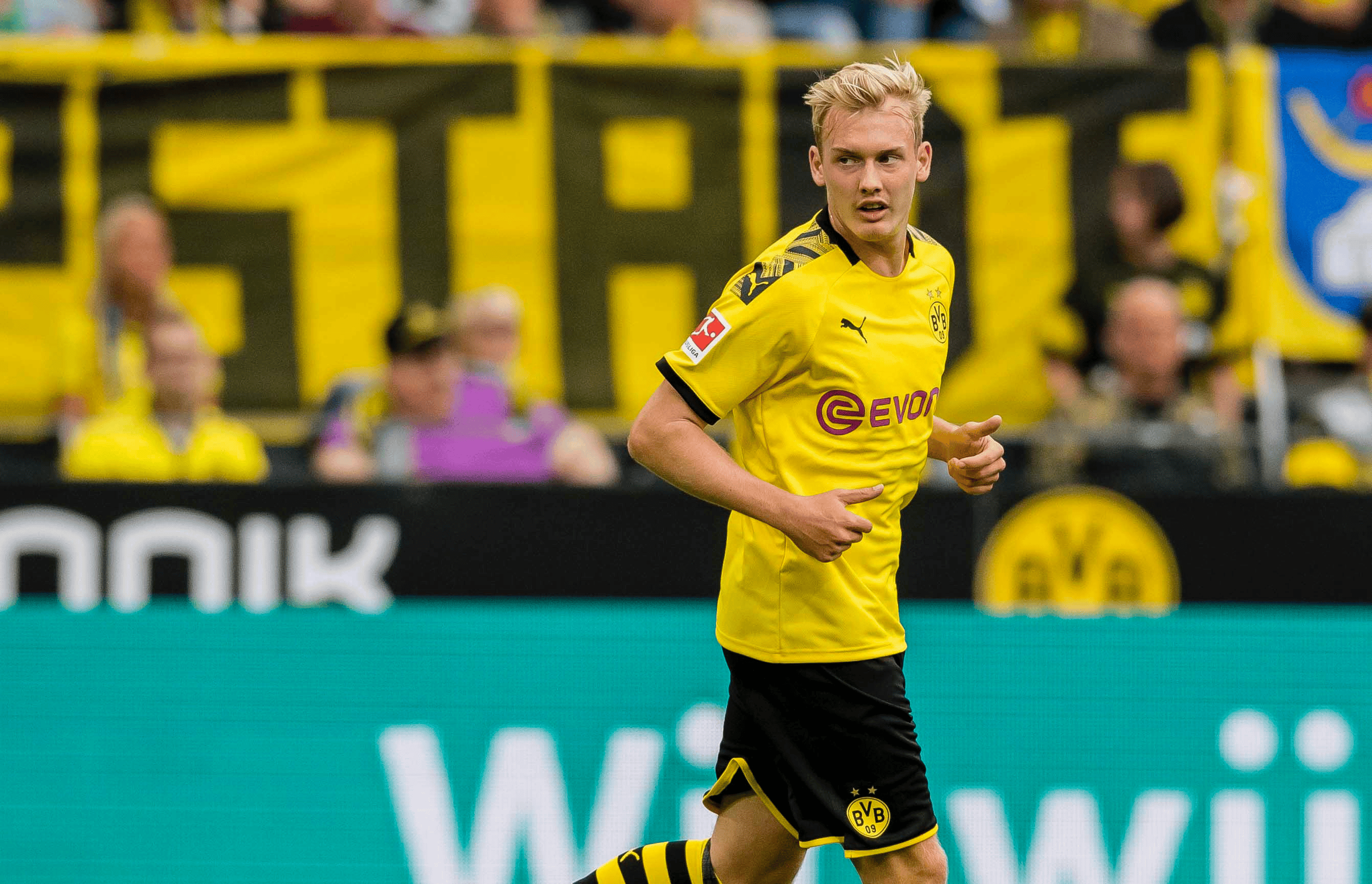 足球比赛中球员的技术表现,谁能成为焦点? 足球比赛中球员的技术表现,谁能成为焦点?