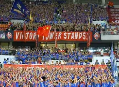 决胜时刻！赛场上两支球队实力对决，胜负难定(决胜时刻!赛场上两支球队实力对决,胜负难定吗)